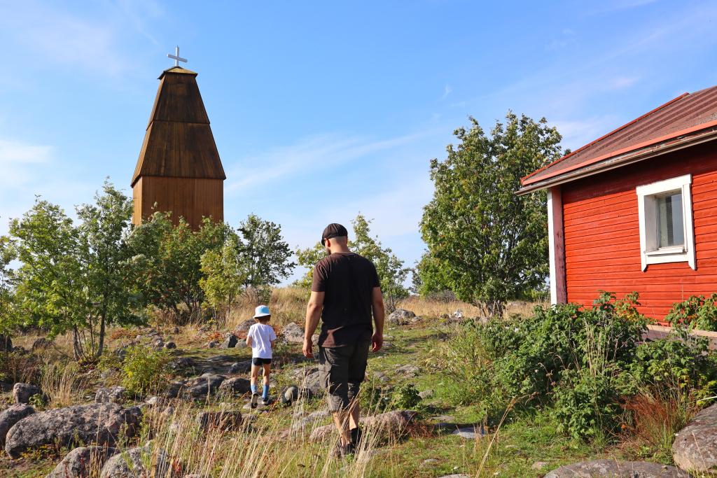 Aikuinen ja lapsi kesäisellä Taskun saarella.