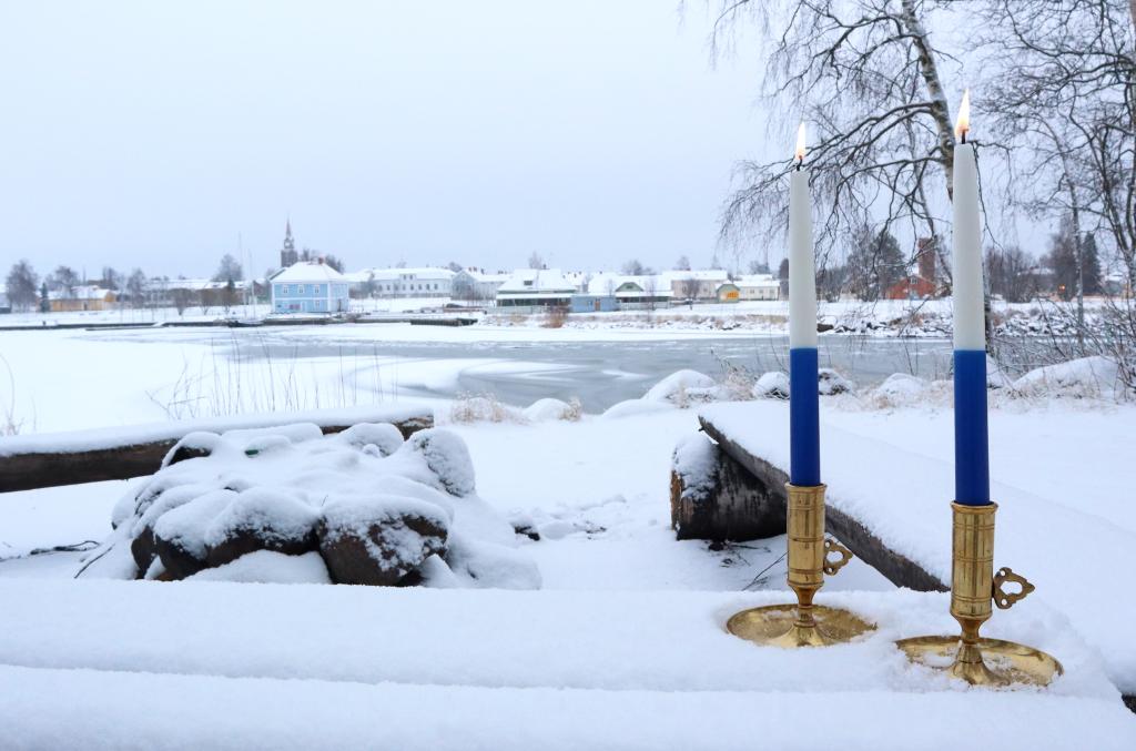 Kaksi sinivalkoista kynttilää Fantin nuotiopaikalla.