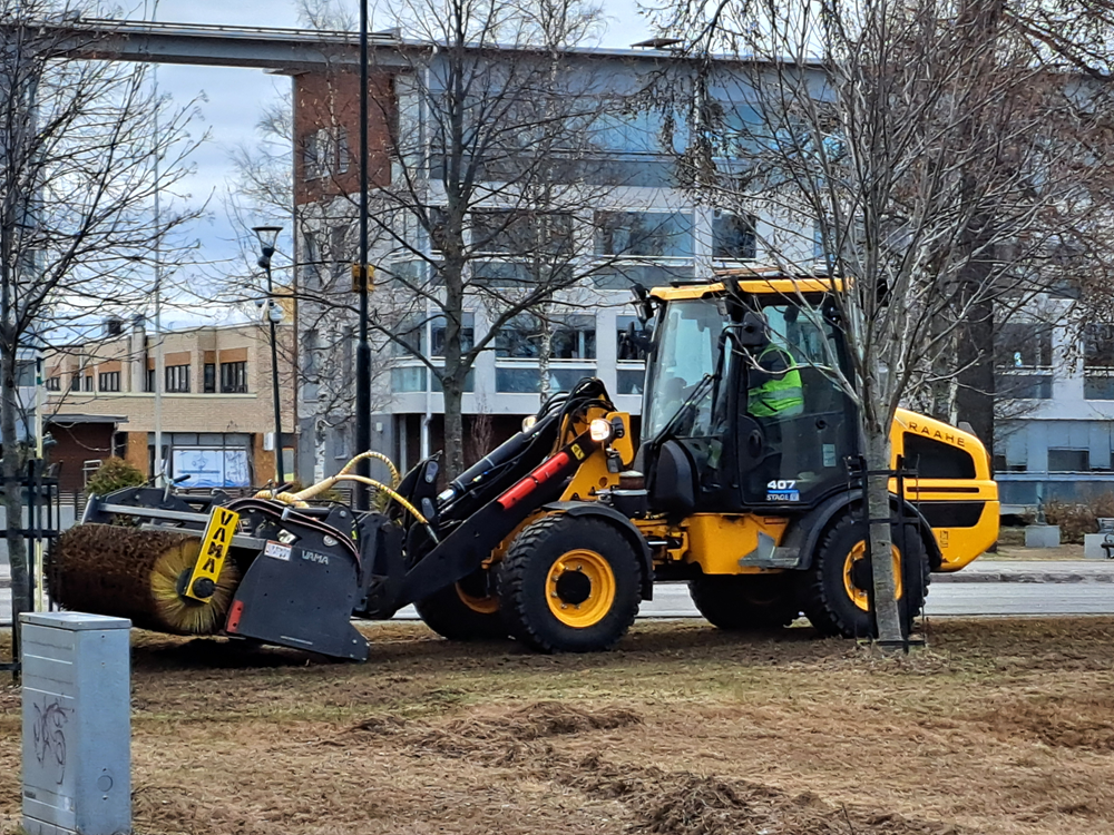 Kuormaaja harjaustöissä.