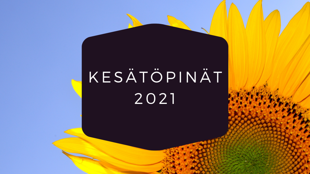 Kuvassa taustalla auringonkukka ja taivasta. Etusijalla mustan laatikon sisällä lukee teksti: KESÄTÖPINÄT 2021.