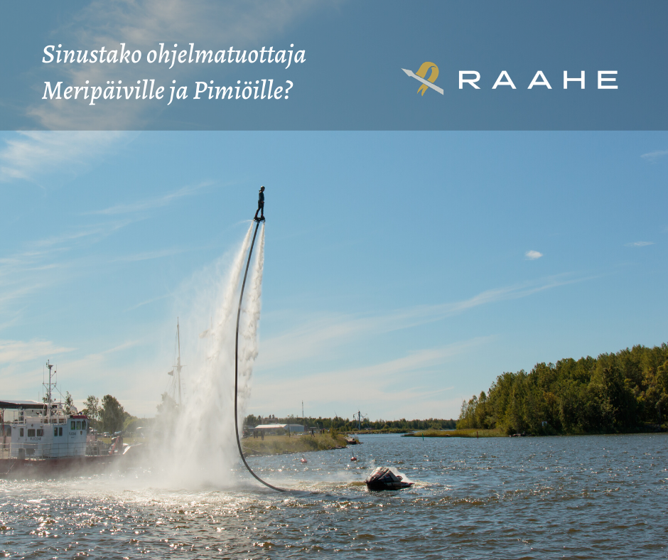 Kesäinen maisema Pakkahuoneen museolta merelle. Flyboard-esitys käynnissä.