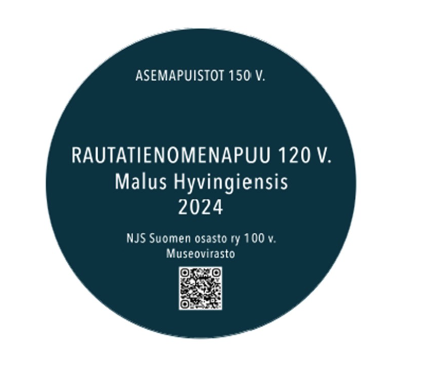 Rautatienomenapuu 120 vuotta -juhlavuoden opaskyltti.