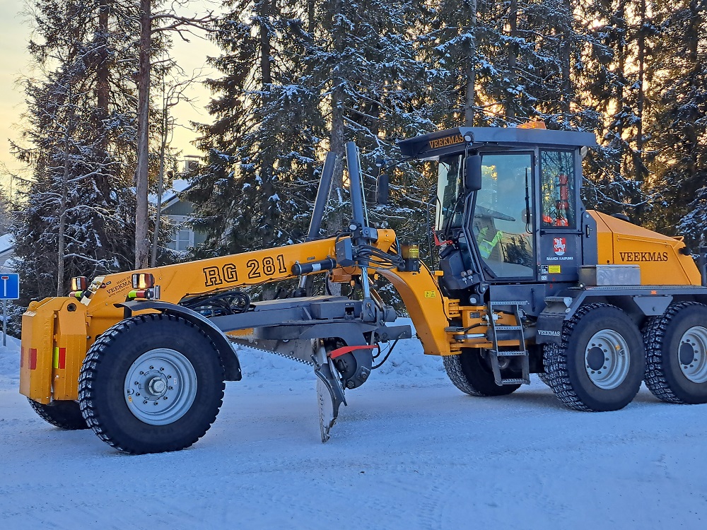 Tiehöylä työssään.