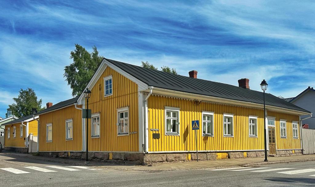 Leufstadiuksen keltainen puutalo Rantakadun ja Cortenkadun kulmauksessa.