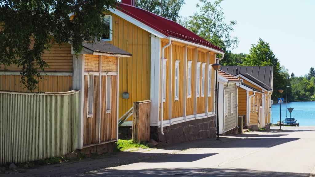 Vanhoja puutaloja merelle viettävän kadun varrella.