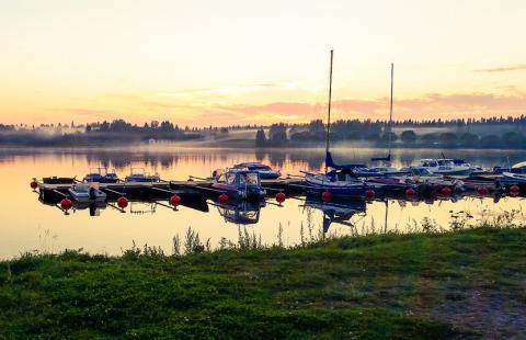 Huviveneitä Pikkulahden laiturissa.