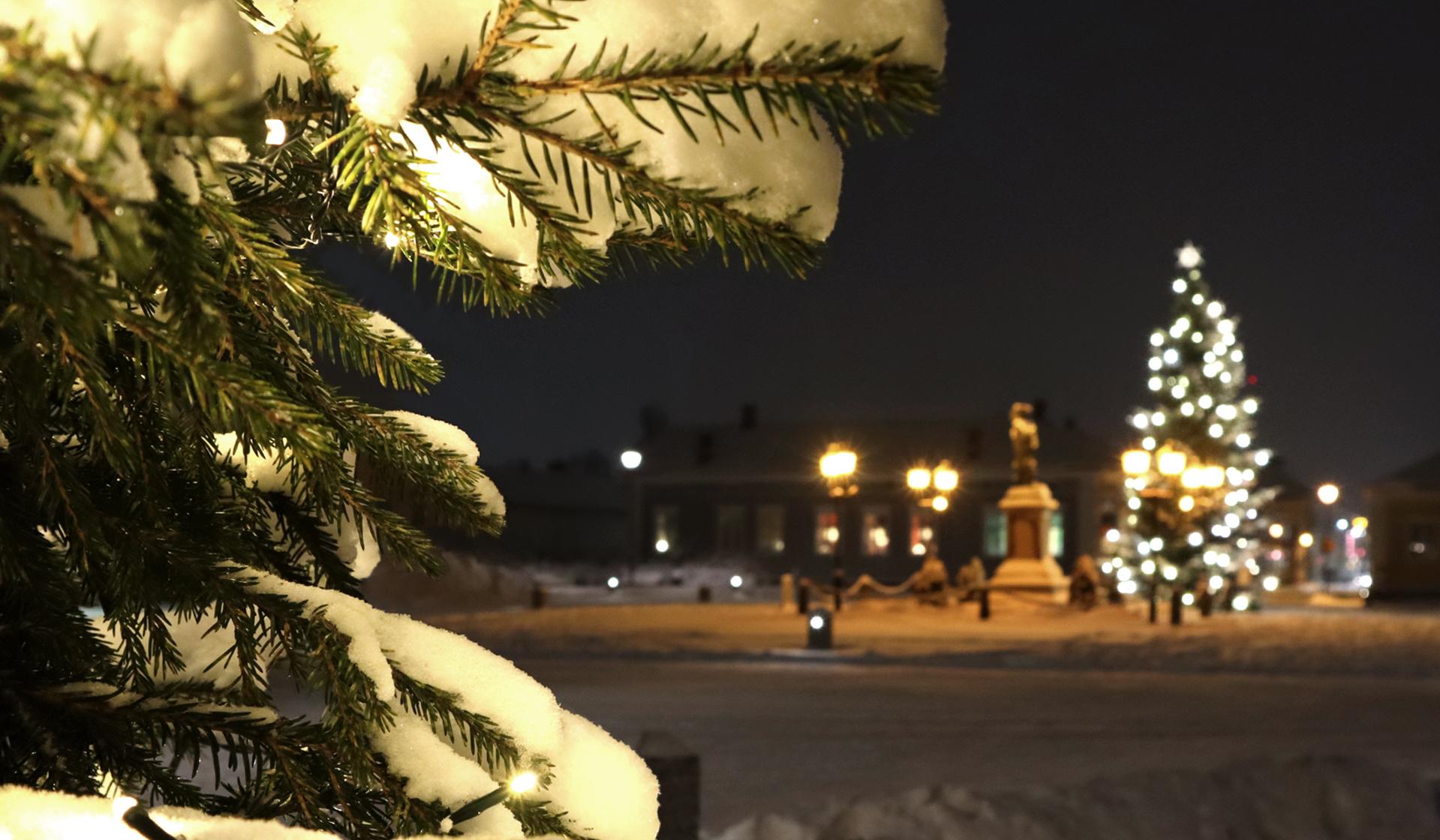 Christmas-themed Pekka square with Christmas tree on the side.