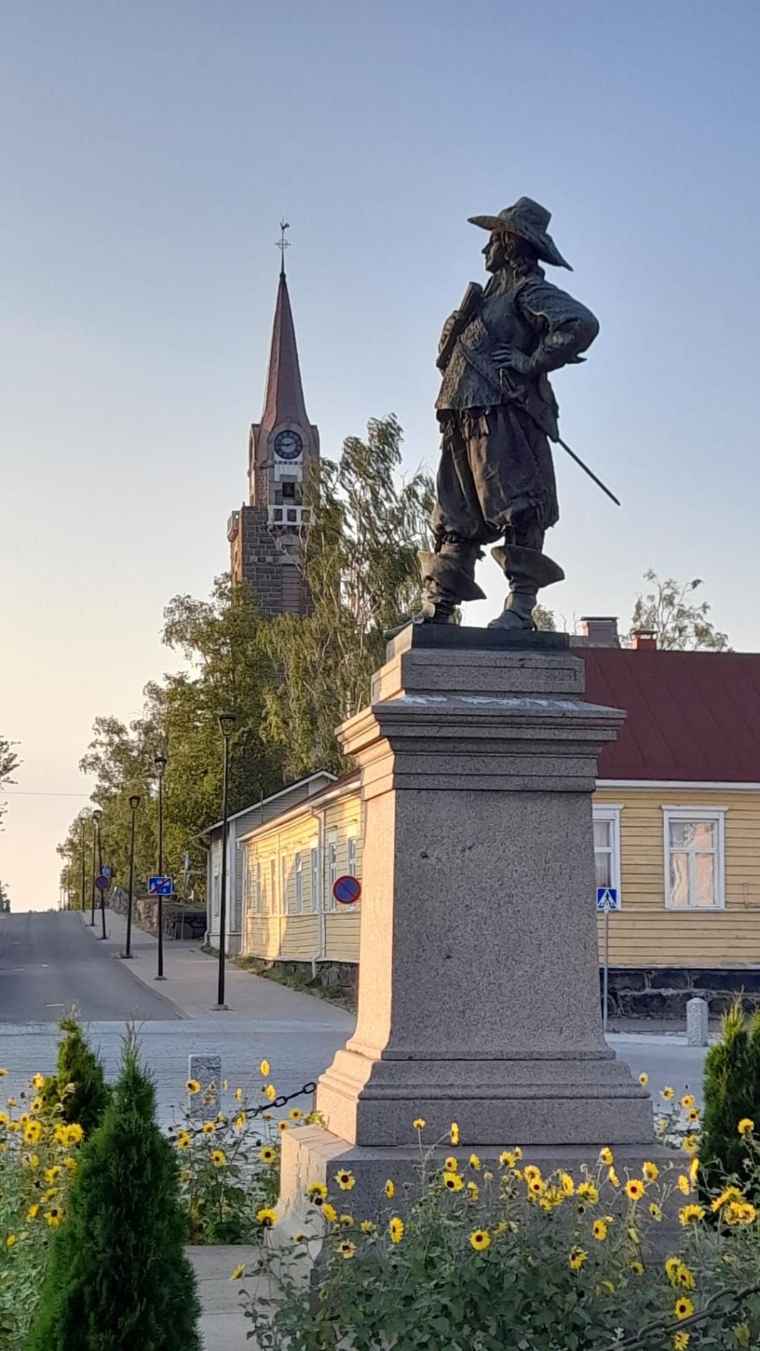 Pekka-patsas kesäiltana Wanhan Raahen keskustassa.