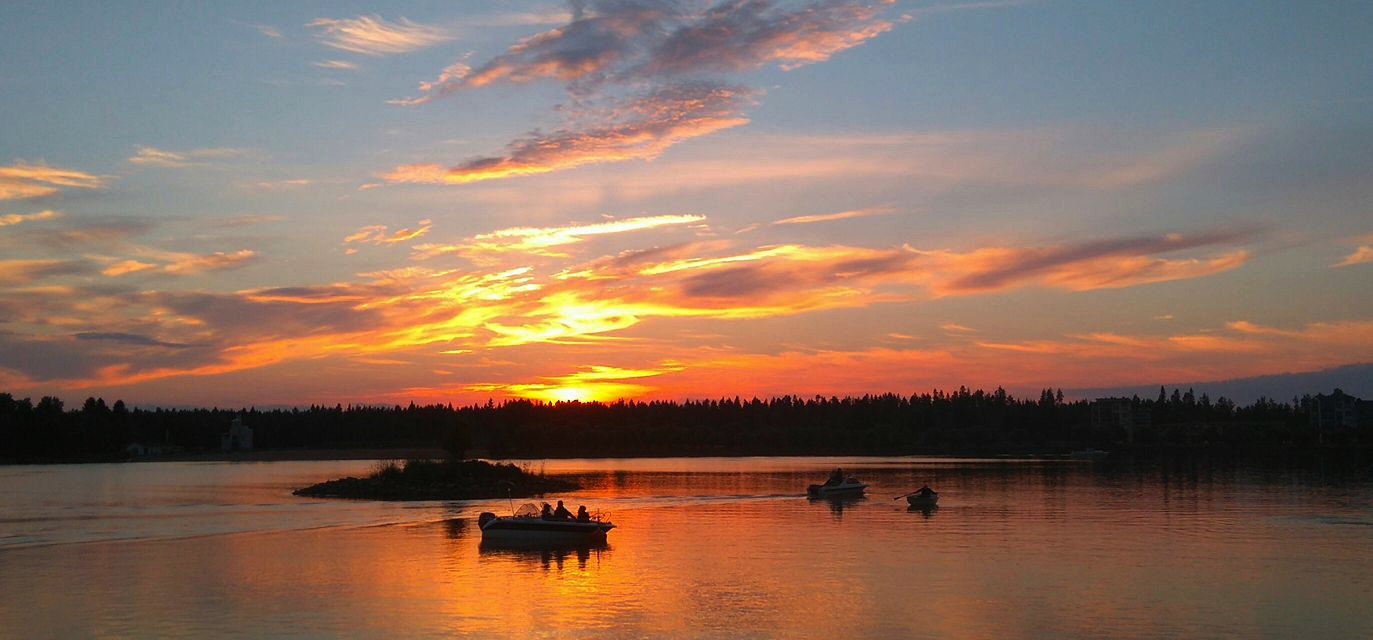 Veneilijöitä tunnelmallisessa auringonlaskussa Pikkulahdella.