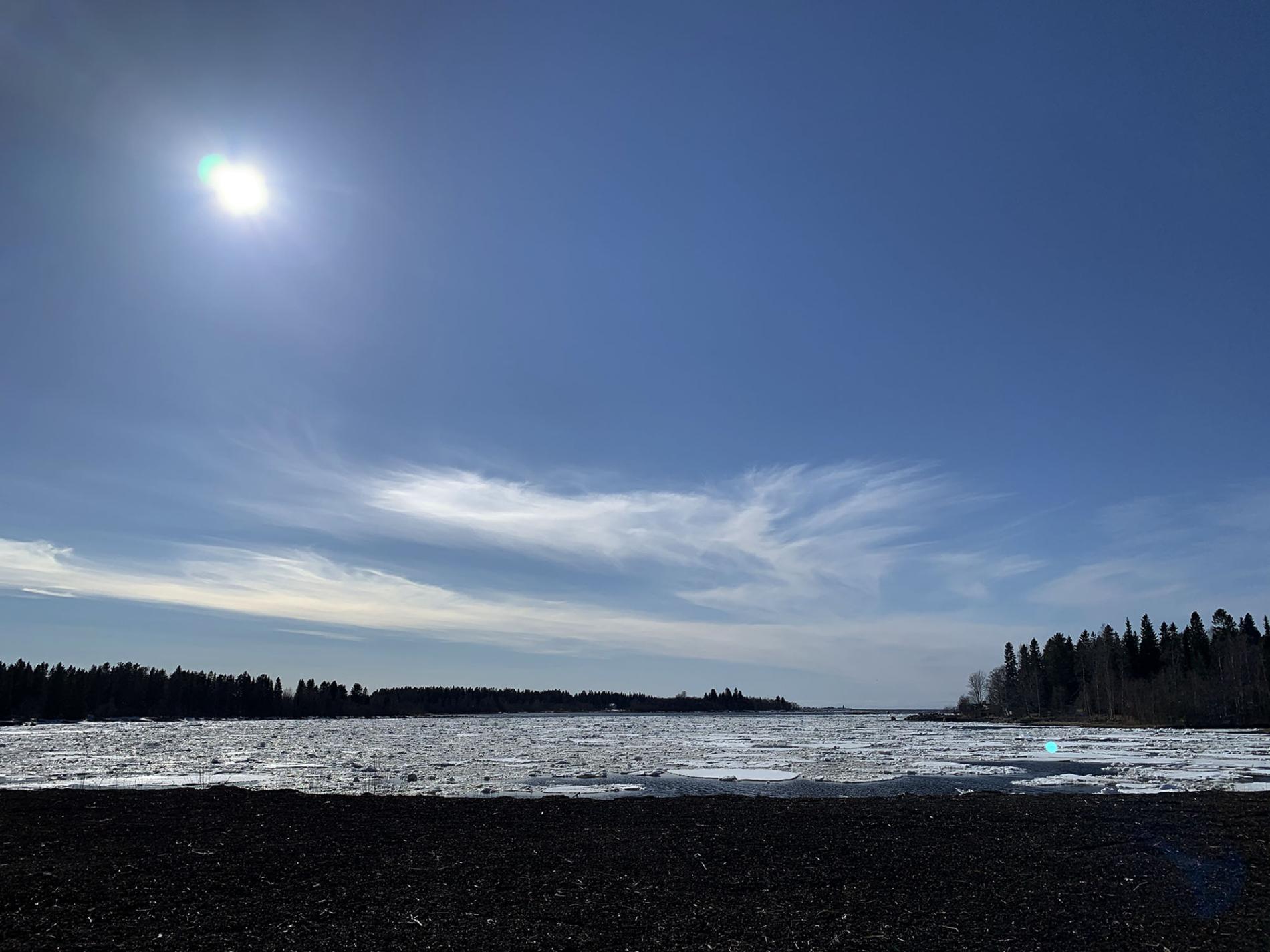 Aurinko ja keväinen meri.