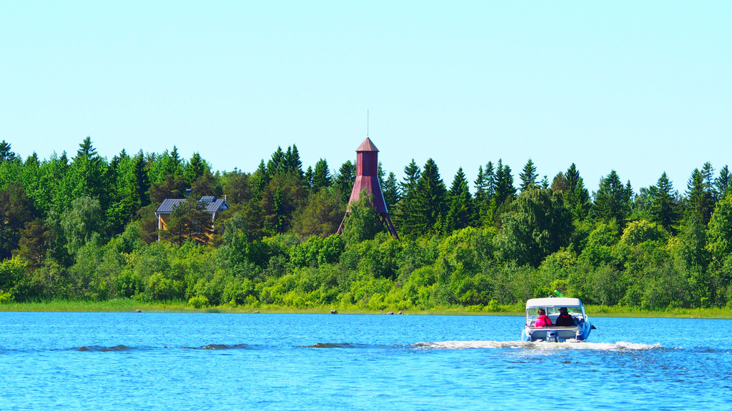 A motor boat drives towards Iso-Kraaseli Island.